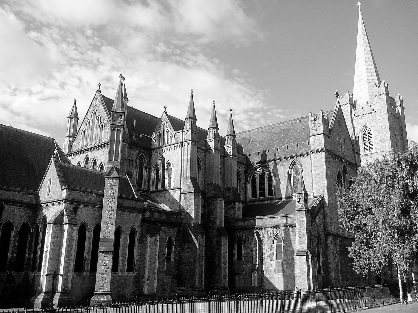 St Patrick’s Cathedral from St Patrick’s Park, the old island between the two streams, 2015. Photo: Clara.munecas, Wikimedia Commons, CC BY-SA 4.0.