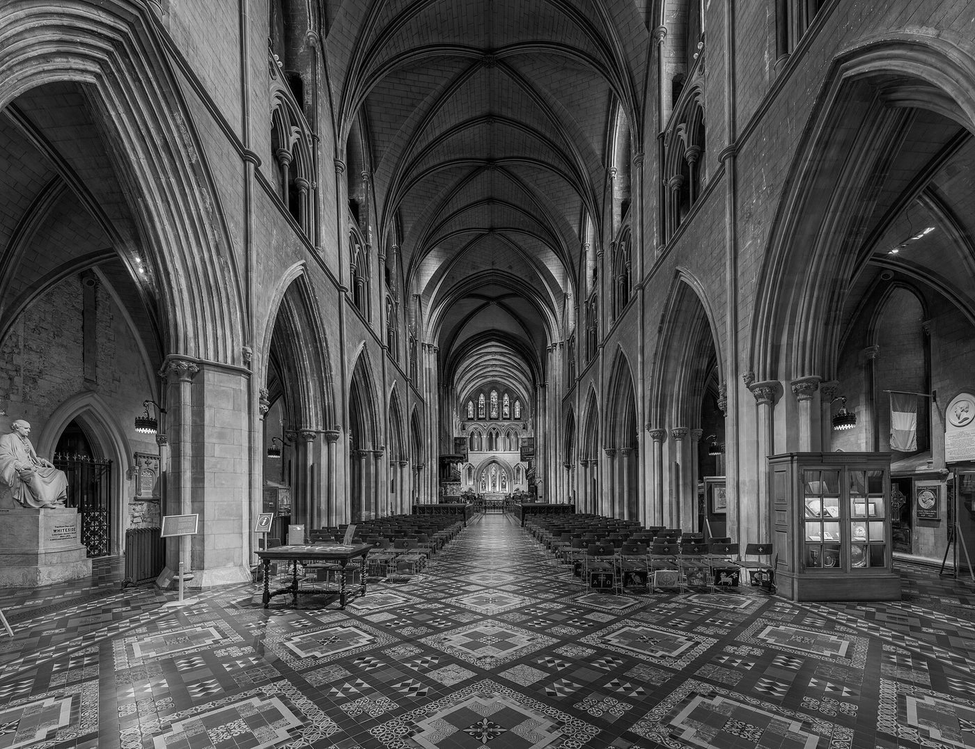 The nave, looking east. There is no crypt below it. Photo: Diliff, Wikimedia Commons, CC BY-SA 3.0.