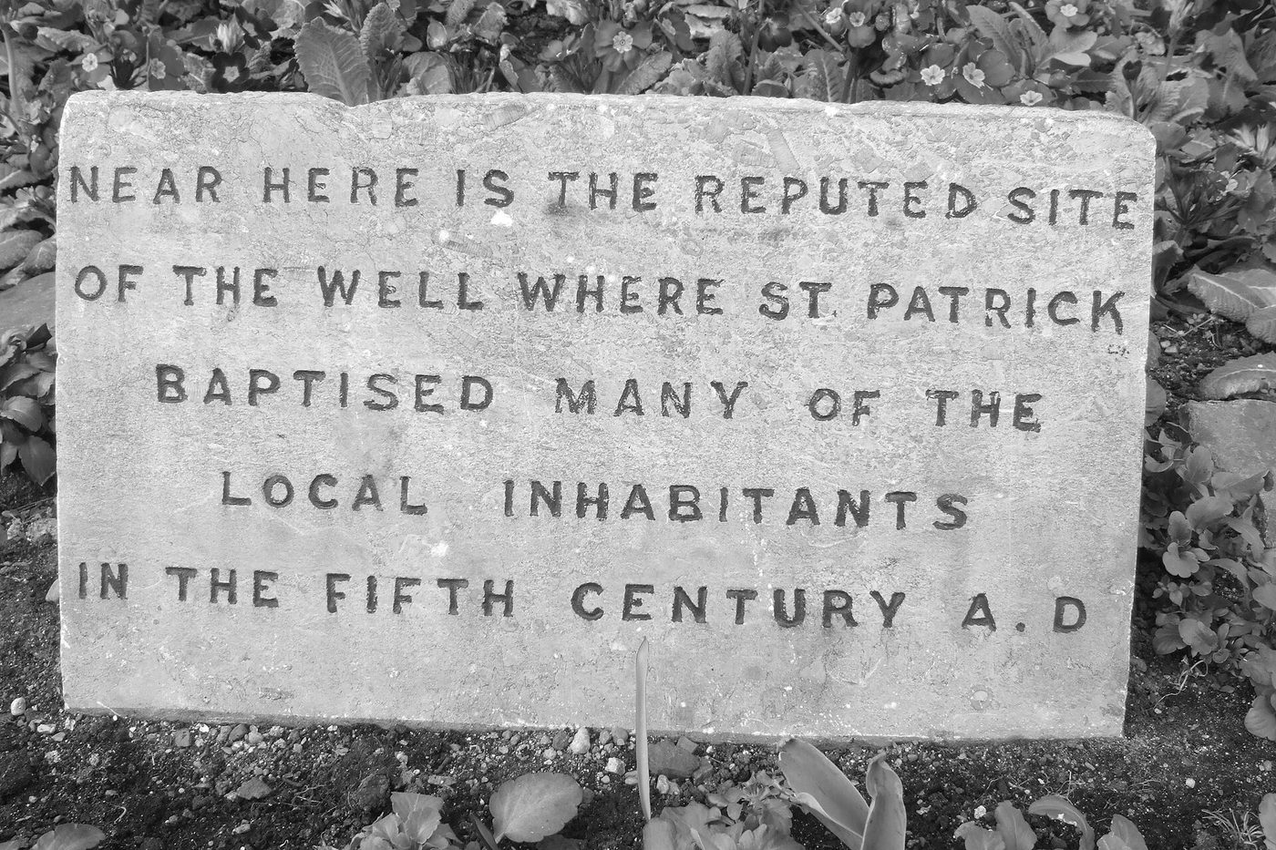 The plaque in St Patrick’s Park marking the reputed site of the well. Photo: Archaeomoonwalker, Wikimedia Commons, CC0.
